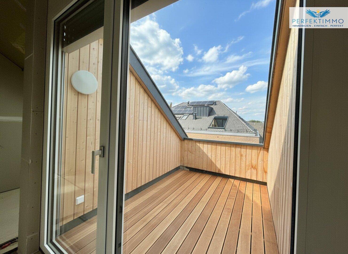 Gemütliche Loggia mit Holzboden und Holzverkleidung, ideal für entspannte Stunden im Freien.