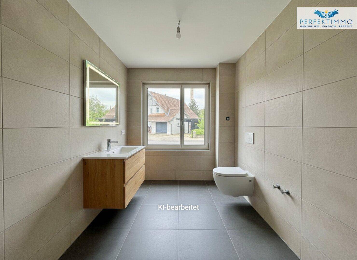 Modernes Badezimmer mit großen Fliesen, schwebendem Waschtisch, Wand-WC und Fenster.