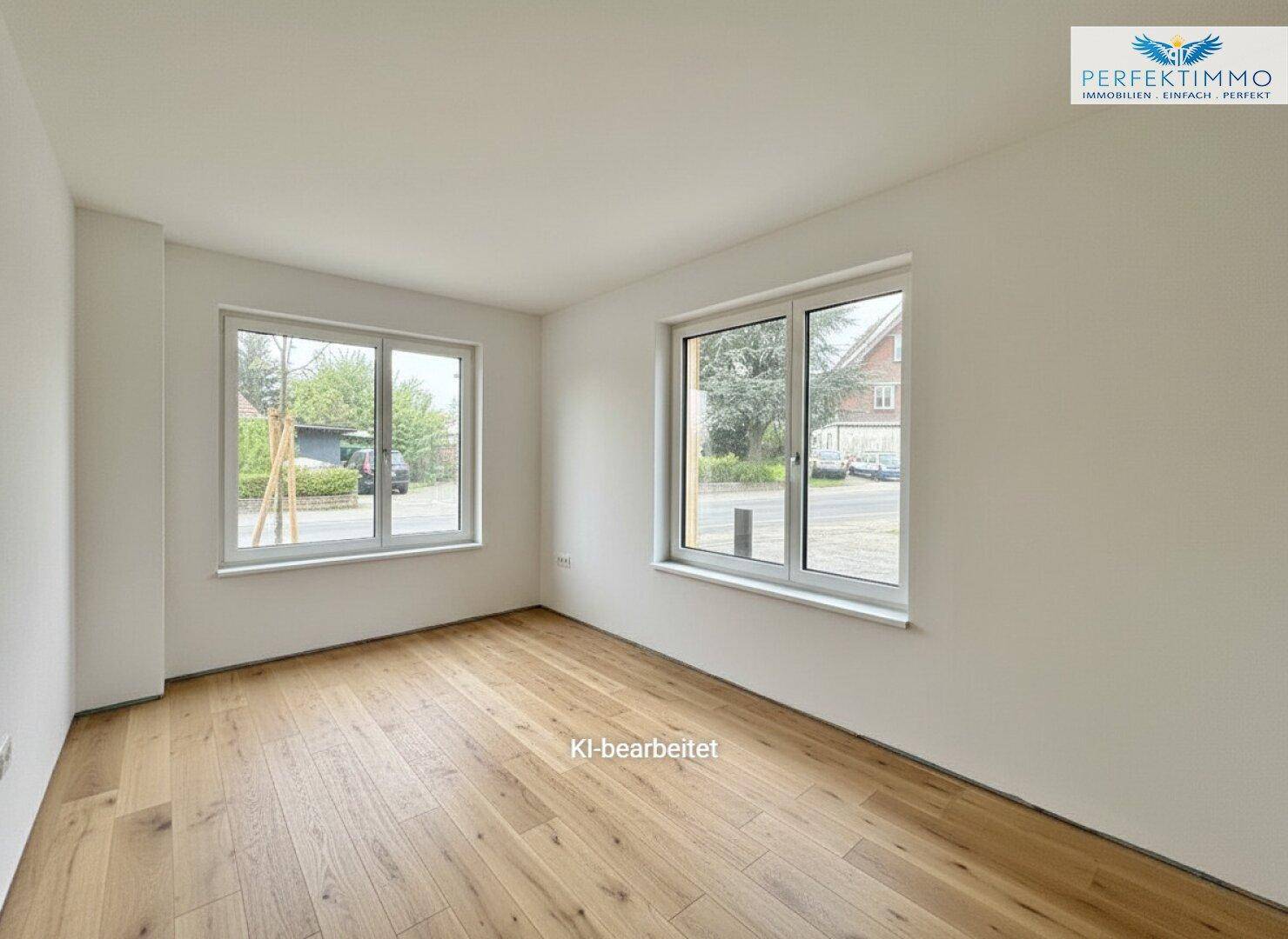 Helles Schlafzimmer mit Eichenparkettboden und großen Fenstern für viel Tageslicht.