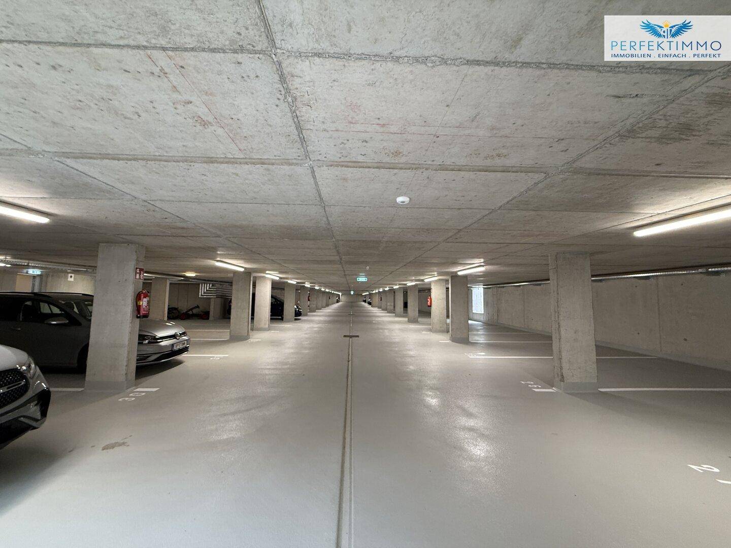 Geräumige Tiefgarage mit vielen Stellplätzen und Betonkonstruktion.