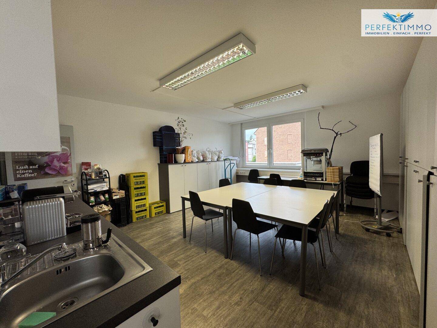 Büroküche mit Spülbecken und Arbeitsfläche, ideal für die Zubereitung von Getränken und kleinen Mahlzeiten.