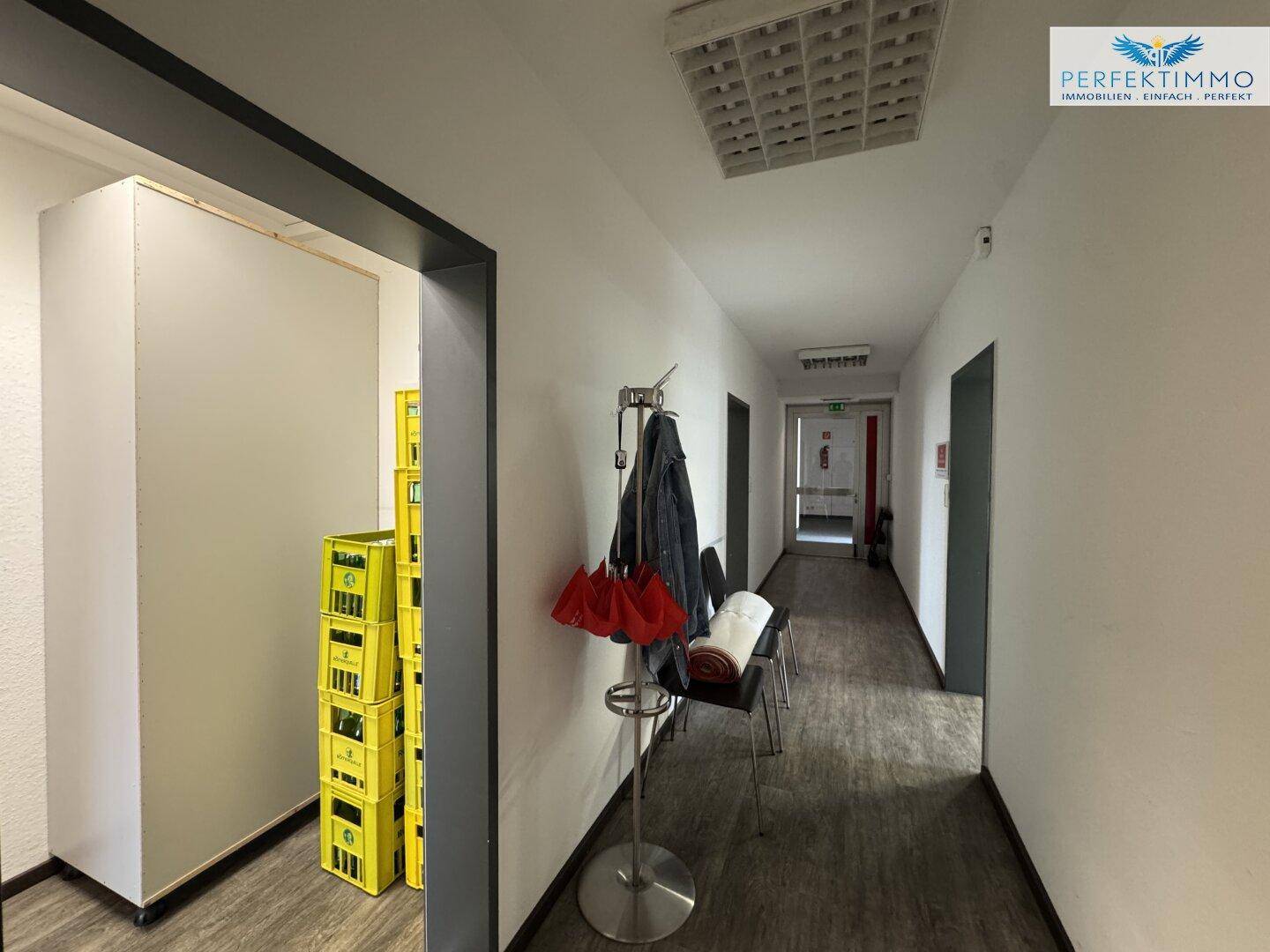 Geräumiger Flur mit Garderobe und Zugang zu verschiedenen Büroräumen, hell und funktional gestaltet.