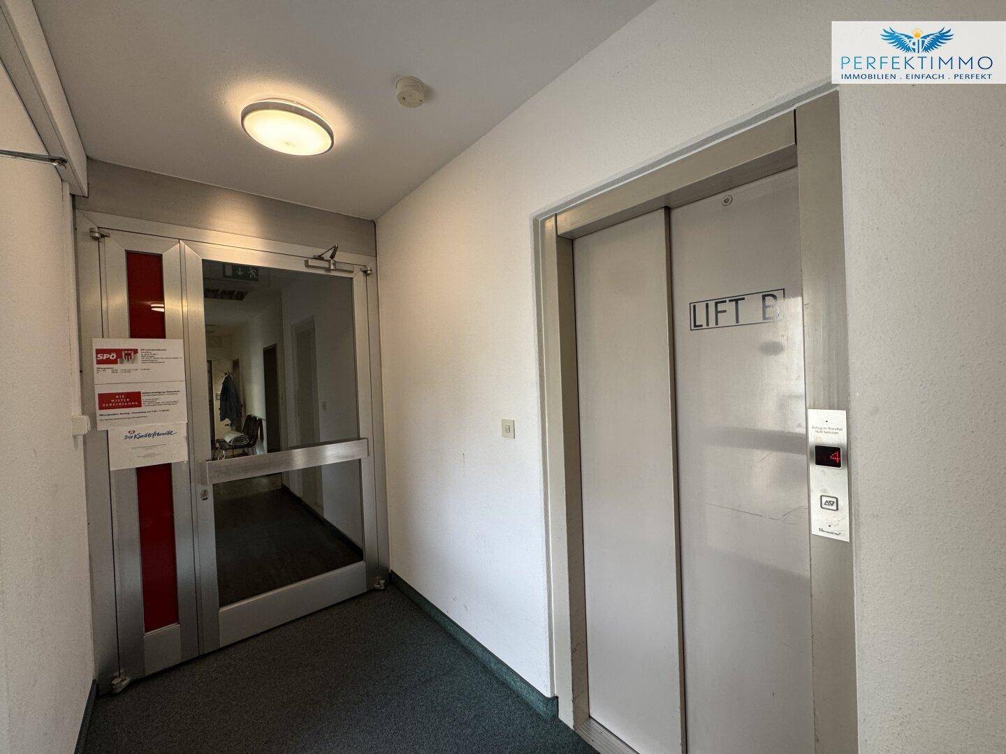 Eingangsbereich mit Aufzug und Glastür, der den Zugang zu den Büroräumen ermöglicht.