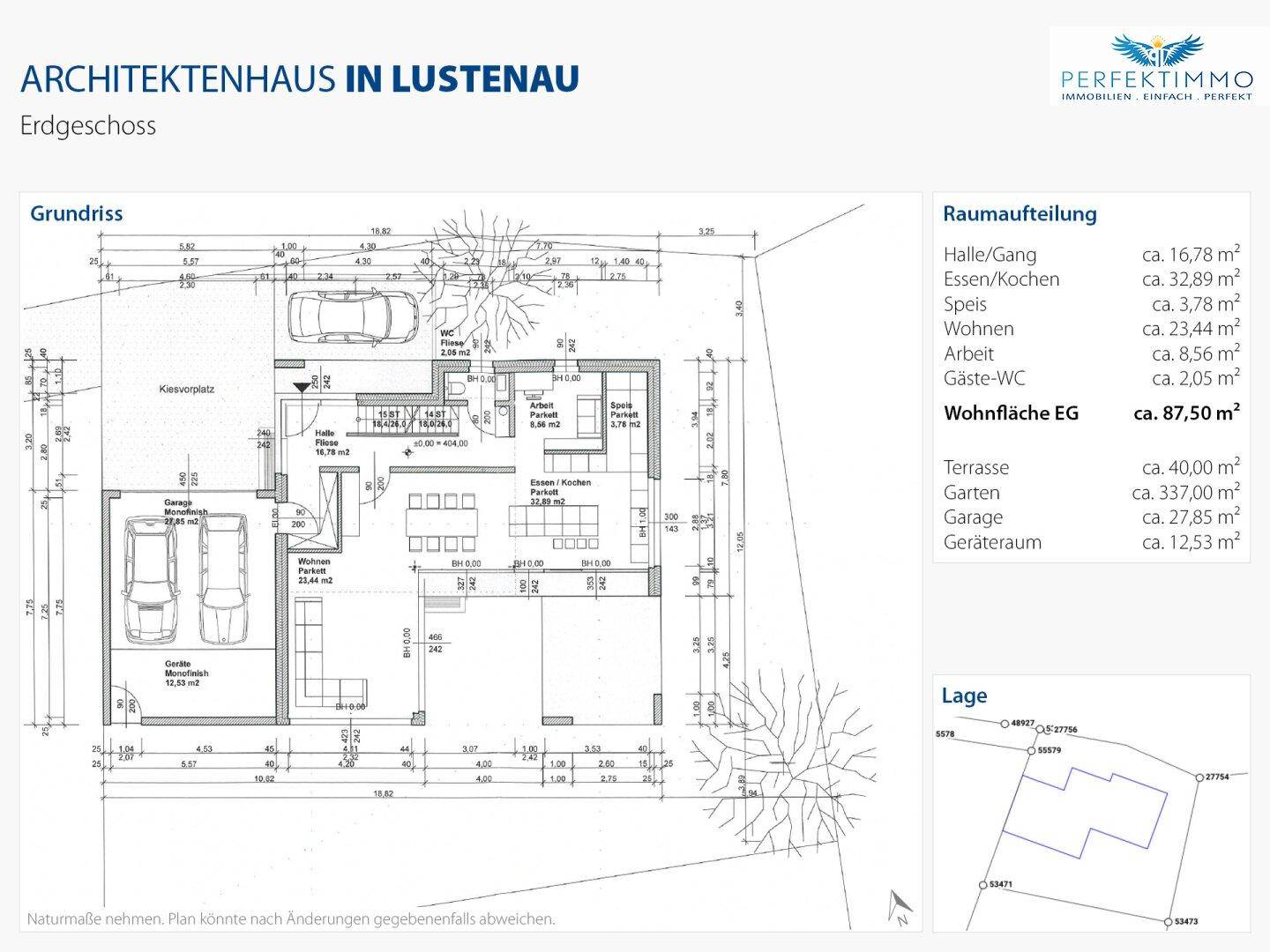 Grundriss des Erdgeschosses mit integrierter Garage, offenem Wohnbereich und Zugang zur Terrasse.