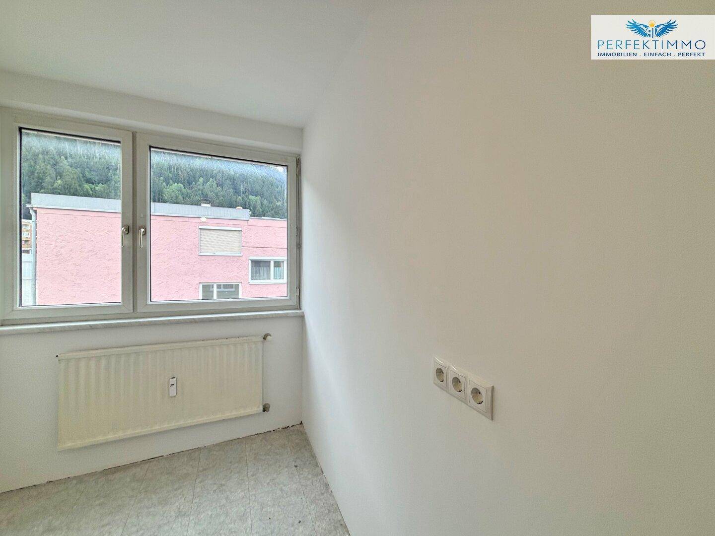 Kleiner Raum mit Fenster und Heizkörper, ideal als Büro oder Kinderzimmer nutzbar.