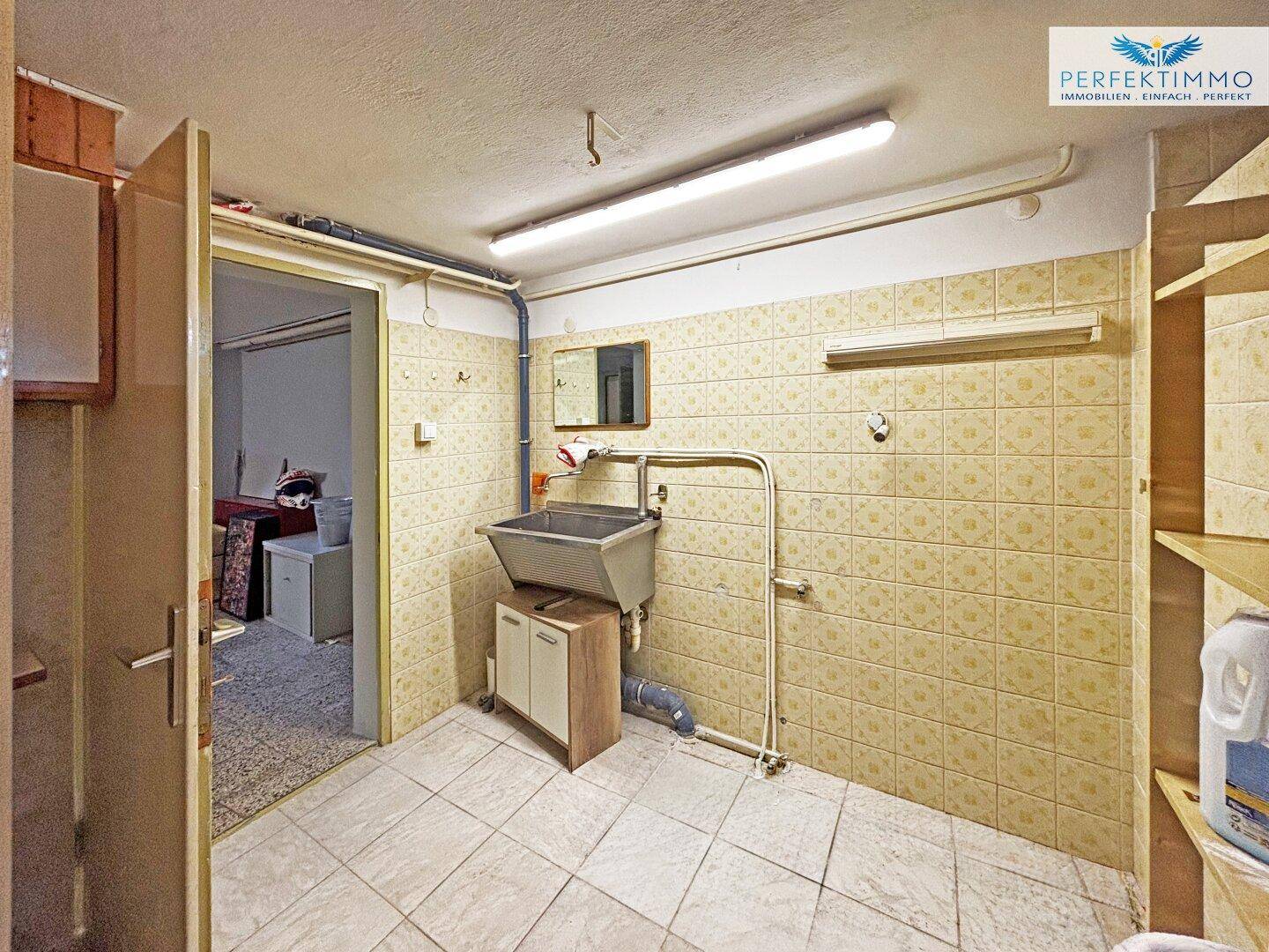 Praktischer Hauswirtschaftsraum mit Waschbecken und Stauraum, ideal für den täglichen Bedarf.