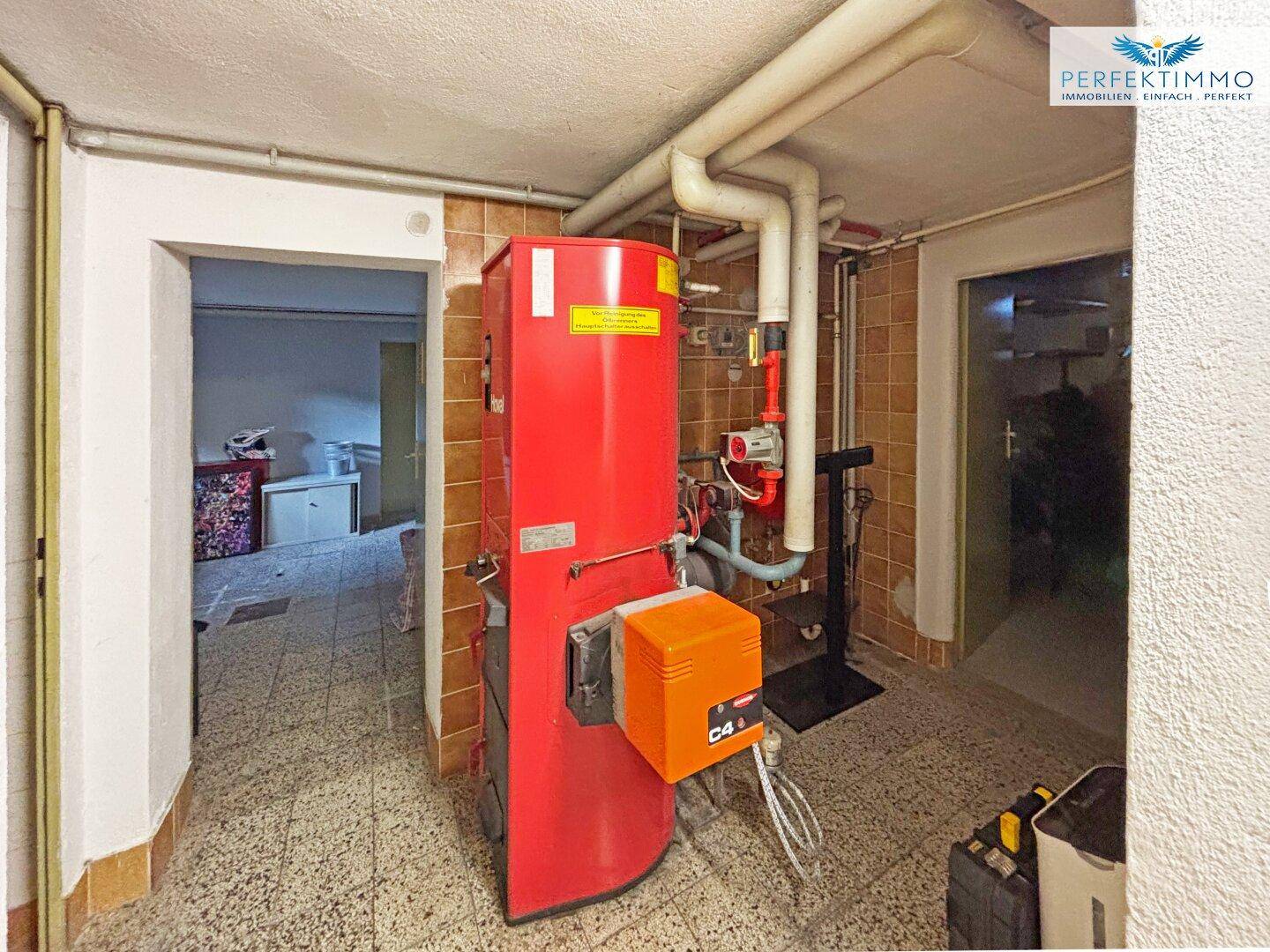 Heizungsraum mit moderner Heizungsanlage und ausreichend Platz für Wartungsarbeiten.