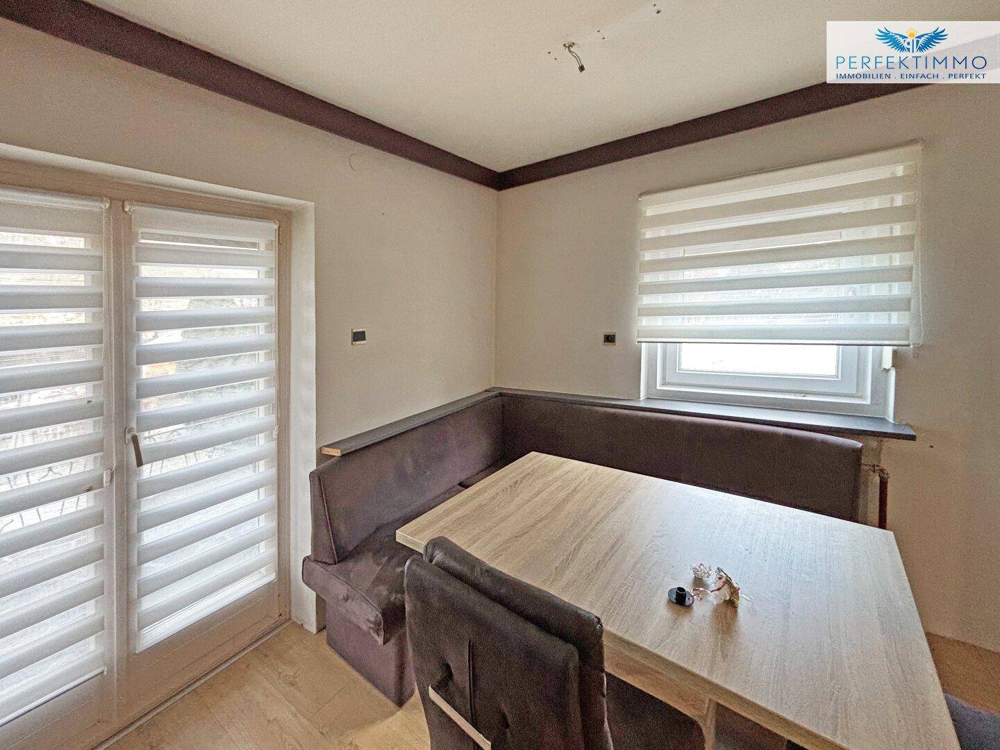 Gemütlicher Essbereich mit Holztisch und Eckbank, ideal für gemeinsame Mahlzeiten.