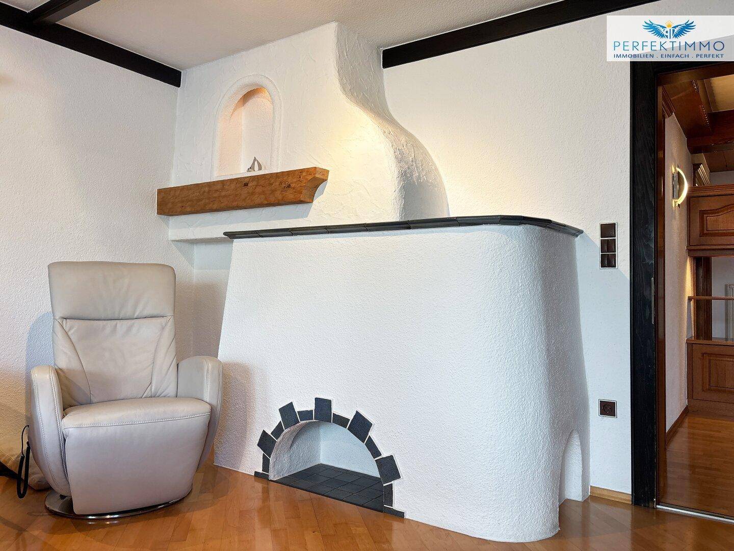 Detailansicht eines traditionellen Kachelofens im Wohnzimmer, der Wärme spendet.