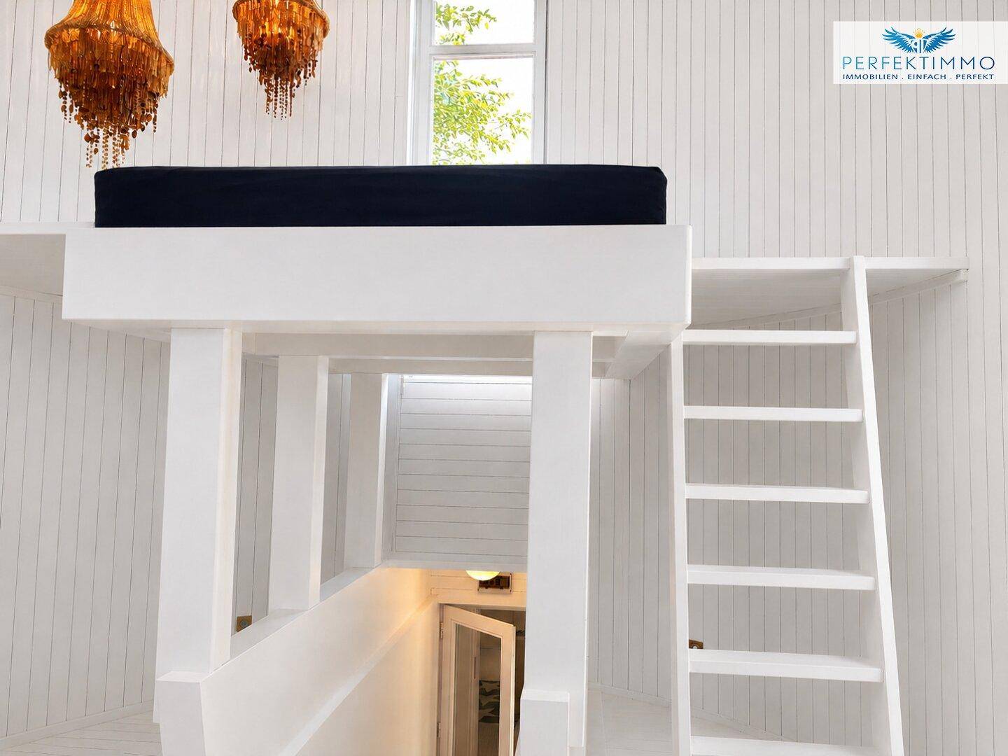 Kreatives Schlafzimmer mit Hochbett, Holzverkleidung und hohen Decken.