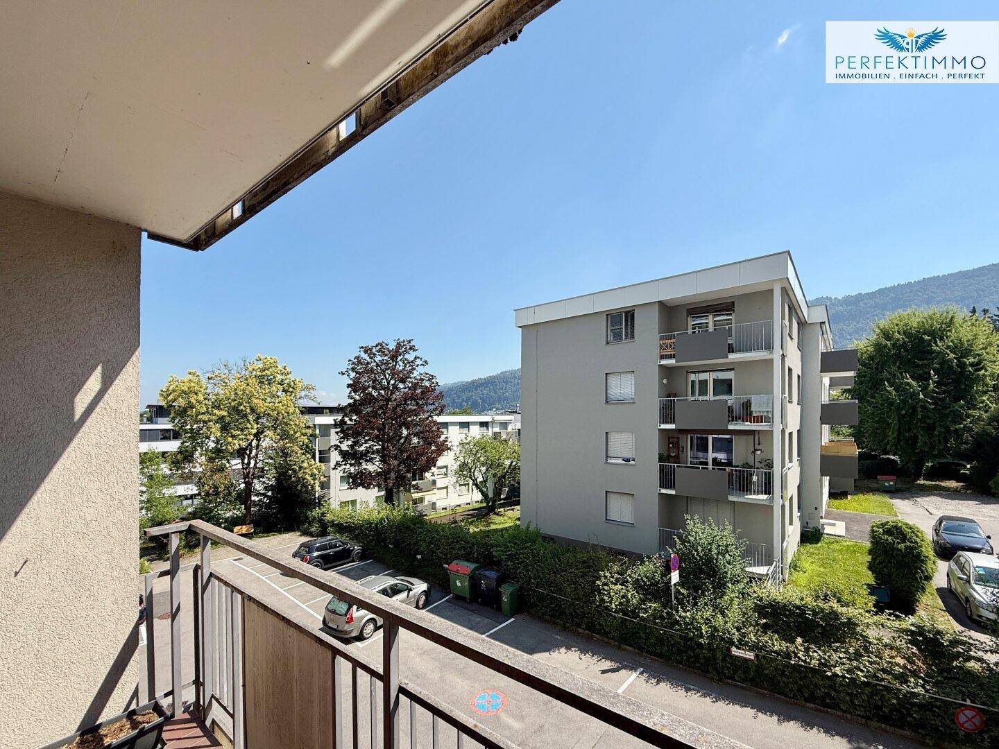Balkon mit weitem Blick über die Nachbarschaft und die umliegende Berglandschaft.