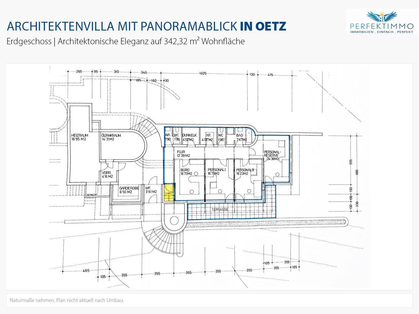 Grundriss des Erdgeschosses mit Büros, Personalräumen und Zugang zur Terrasse.