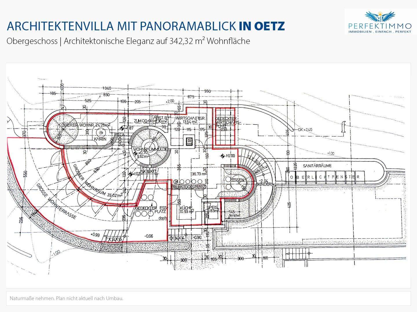 Grundriss des Obergeschosses mit Wohn-, Ess- und Küchenbereich sowie großer Terrasse.