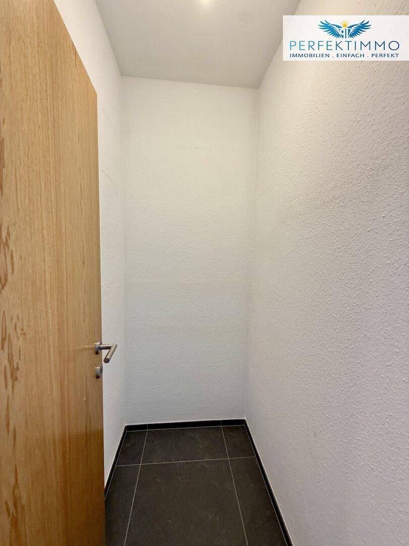 Praktischer Abstellraum mit Fliesenboden, ideal für zusätzlichen Stauraum im Haushalt.