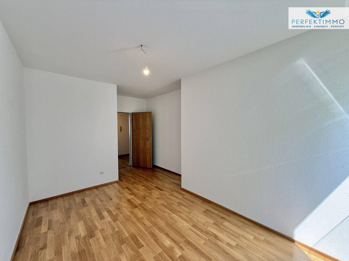 Neutral gestaltetes Zimmer mit Parkettboden, bereit für individuelle Einrichtungsideen.
