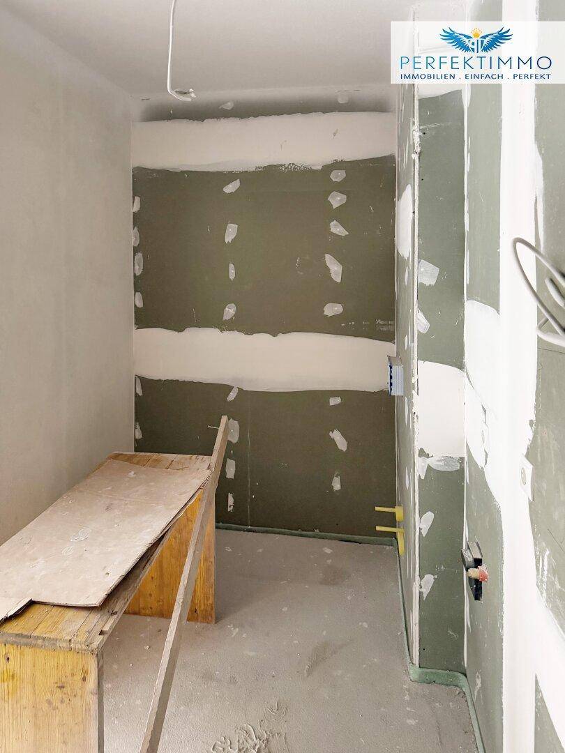 Unfertiger Raum mit Gipskartonwänden, bereit für die Installation von Sanitäranlagen oder Möbeln.