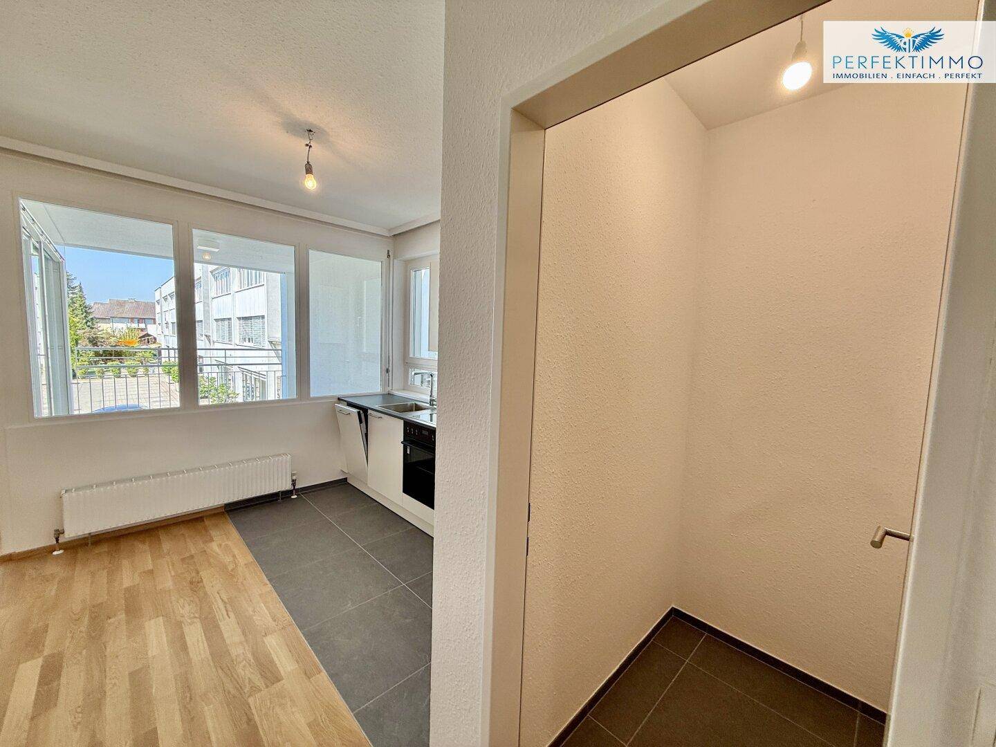 Praktischer Abstellraum mit Fliesenboden, ideal für Vorräte und Haushaltsgeräte.