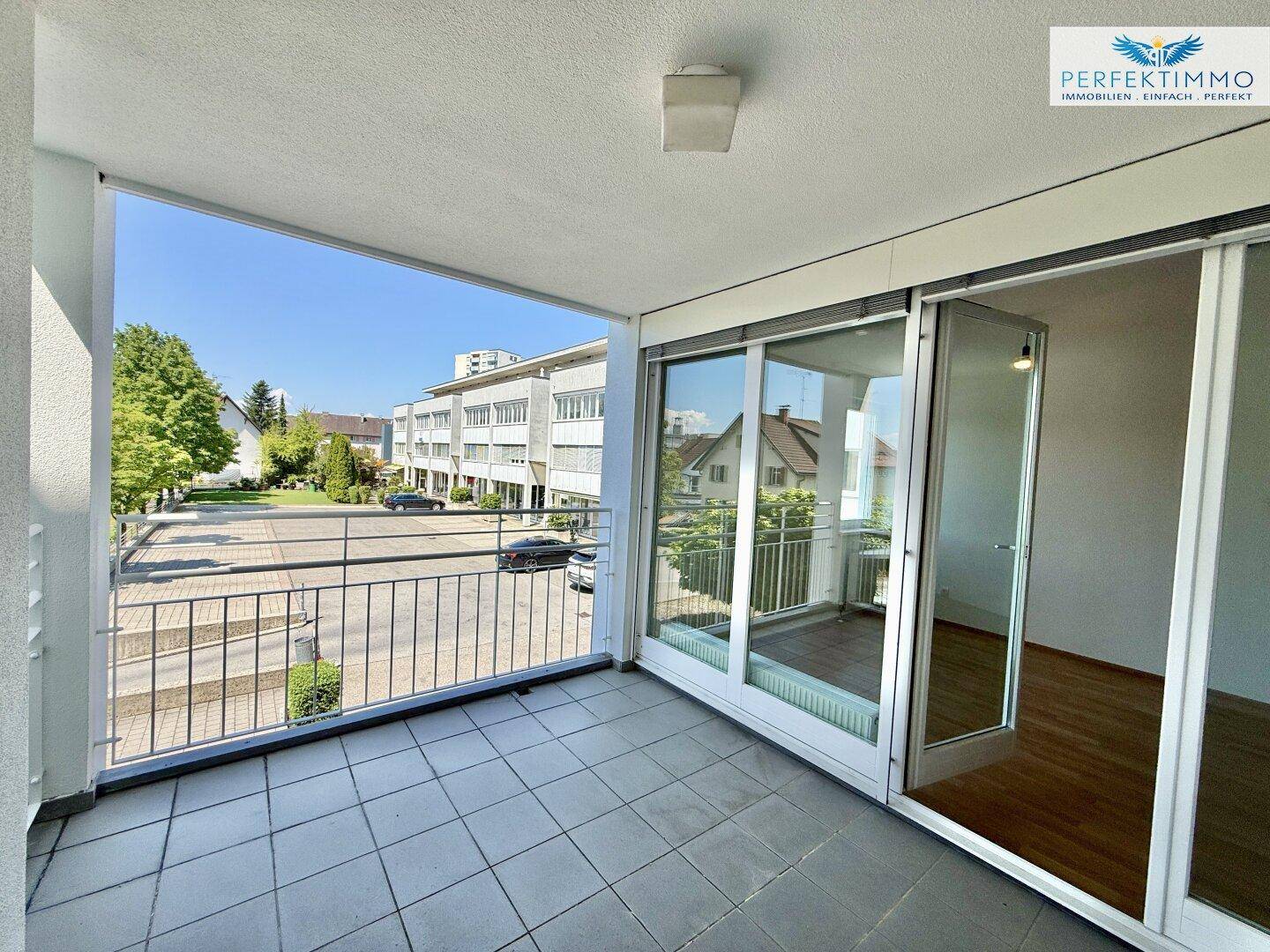 Geräumiger Balkon mit Fliesenboden und Zugang zu den Innenräumen der Wohnung.