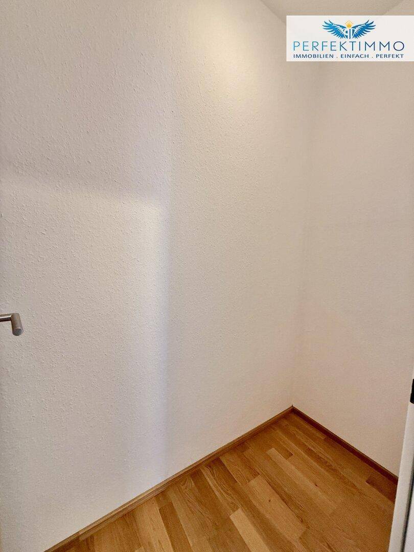 Kleiner Abstellraum mit Parkettboden und weißen Wänden, ideal für zusätzlichen Stauraum.