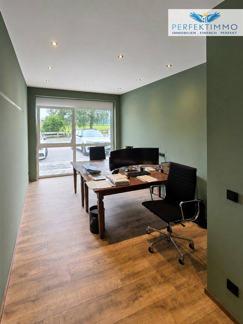 Großes Büro mit zwei Schreibtischen, Bürostühlen und Blick auf den Außenbereich.