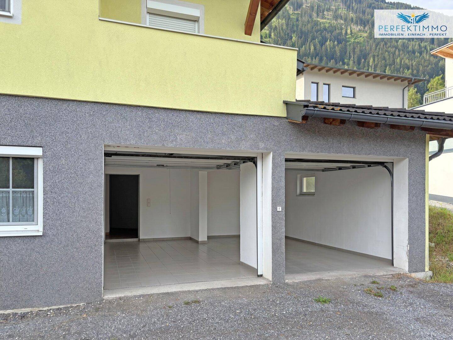 Geräumige Doppelgarage mit gefliestem Boden, bietet Platz für zwei Fahrzeuge.