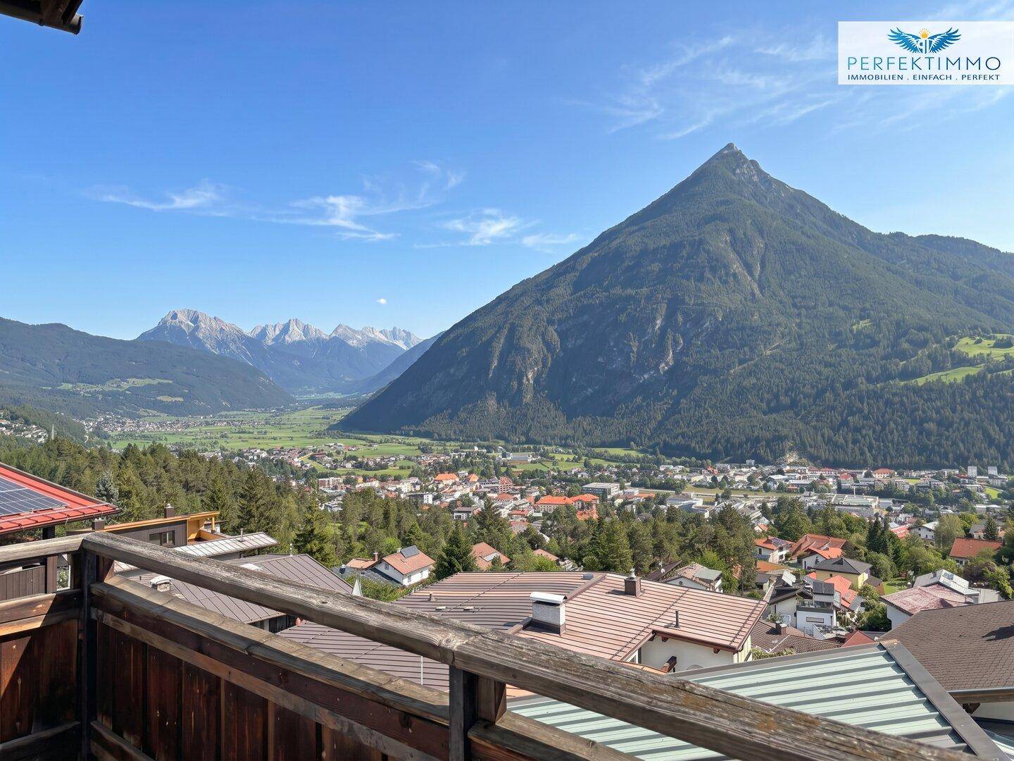 Atemberaubender Panoramablick vom Balkon über das Tal und die umliegenden majestätischen Berge.