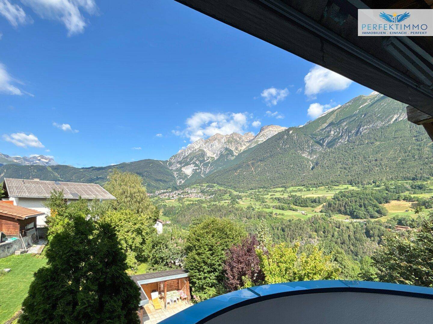 Atemberaubender Bergblick von der Immobilie mit grünen Hügeln und blauem Himmel.