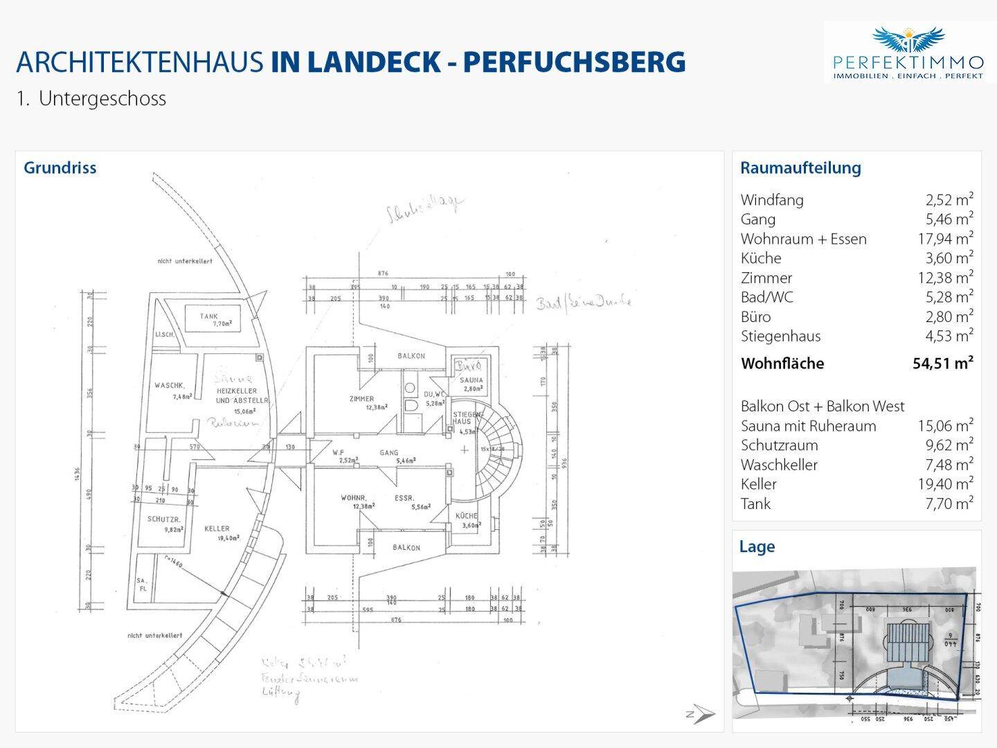 Grundriss des ersten Untergeschosses mit Wohnraum, Küche, Sauna und Balkonen.