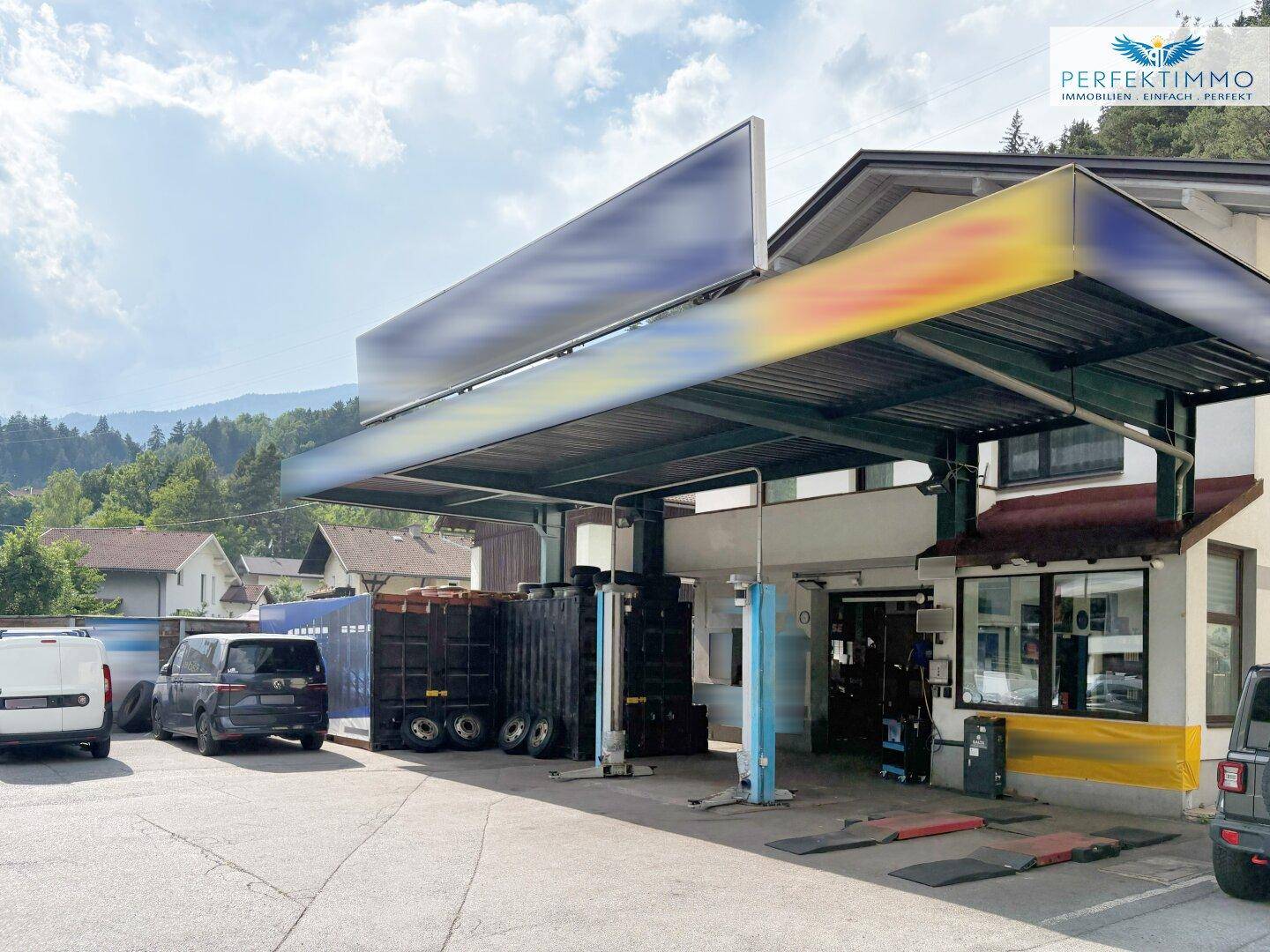 Gewerblicher Außenbereich mit Hebebühnen und Überdachung, ideal für Fahrzeugwartung.