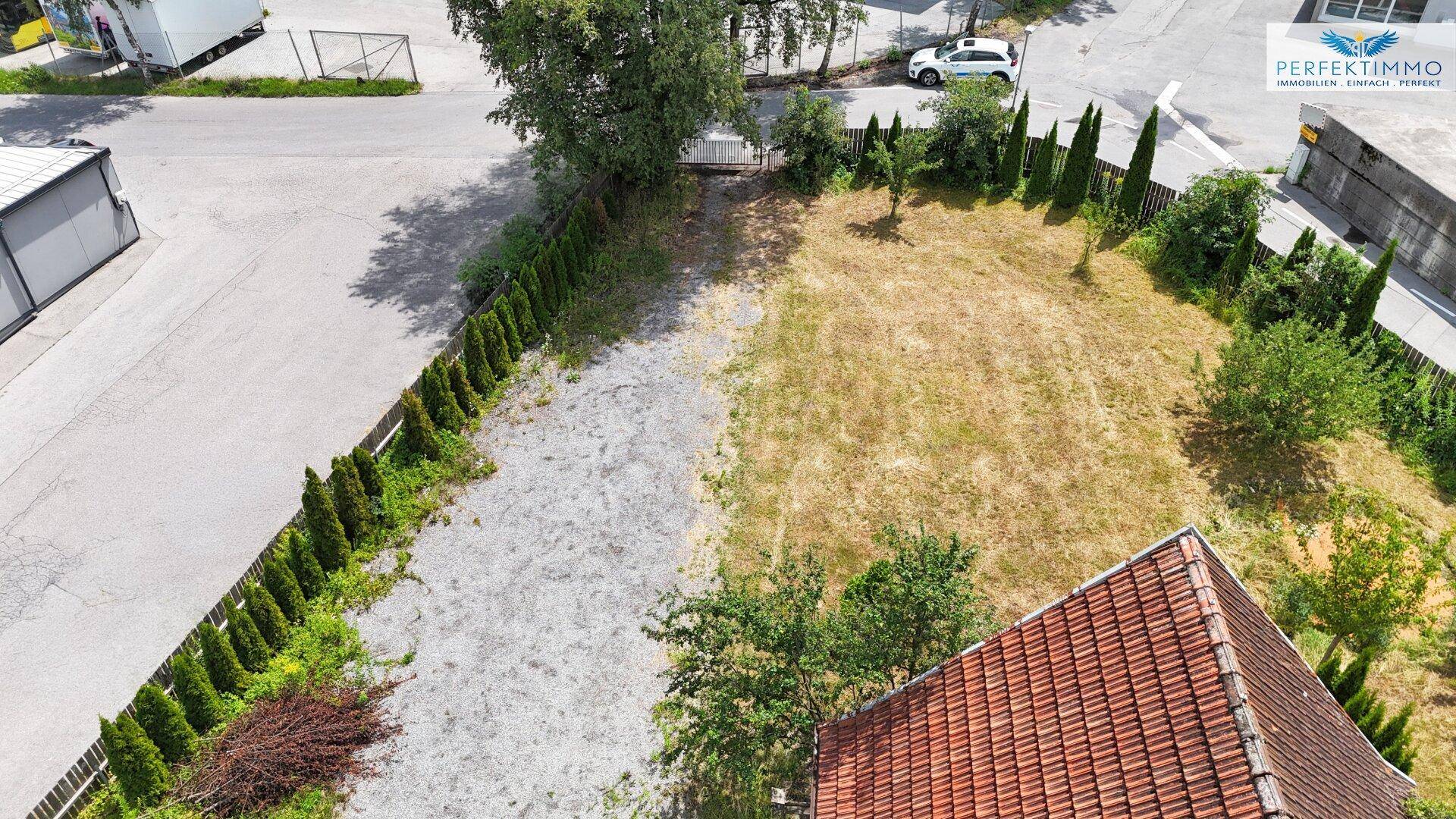 Übersicht aus der Vogelperspektive auf ein Grundstück mit angrenzender Straße und einem Teil des Hauses.