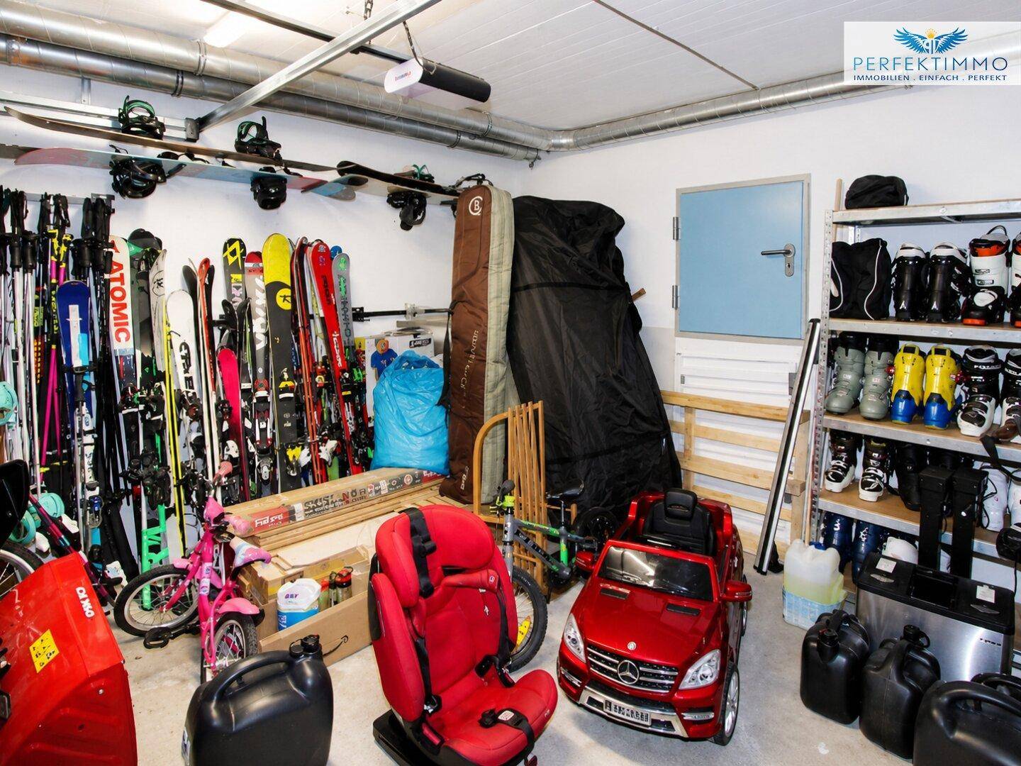 Geräumiger Abstellraum für Sportausrüstung, Fahrräder und Kinderspielzeug.