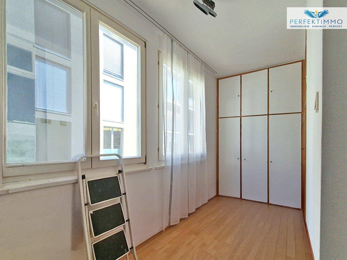 Heller Raum mit Einbauschränken und großen Fenstern, derzeit unmöbliert.