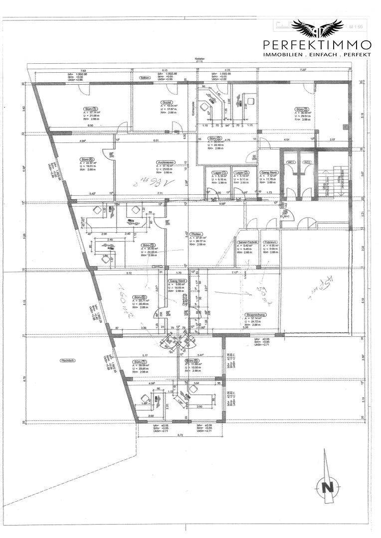 Ein detaillierter Grundrissplan mit Raumaufteilung, Maßen und Treppenhaus für eine Immobilie.
