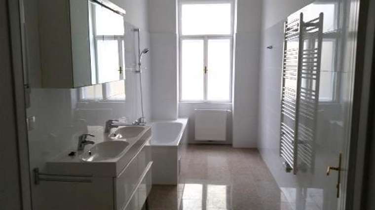 Großzügige Altbauwohnung im 9.