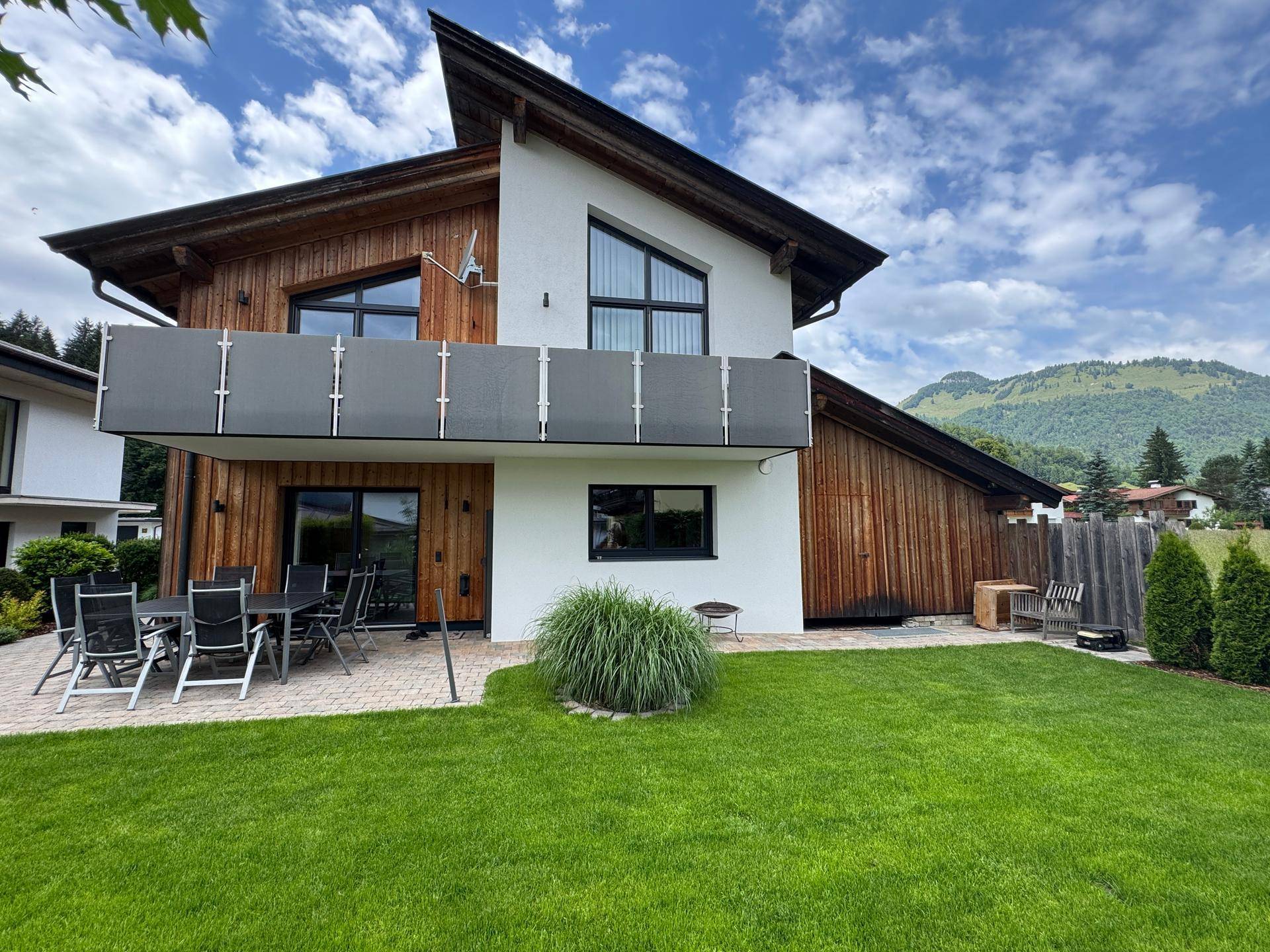 Neuwertiges Einfamilienhaus mit schöner Aussicht - Ansicht 2