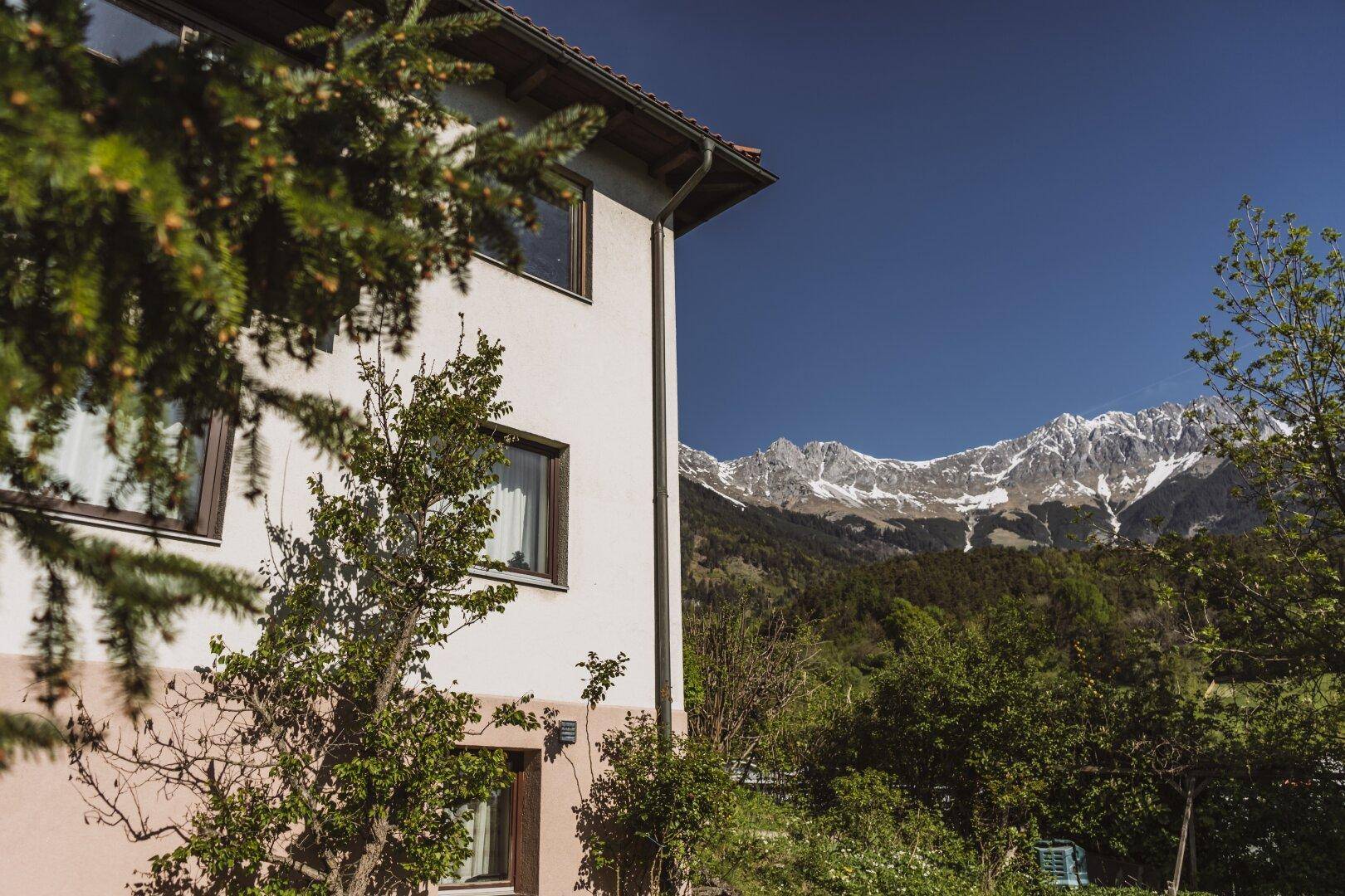 Seitenansicht des Hauses mit weitem Blick auf die majestätischen Berge.