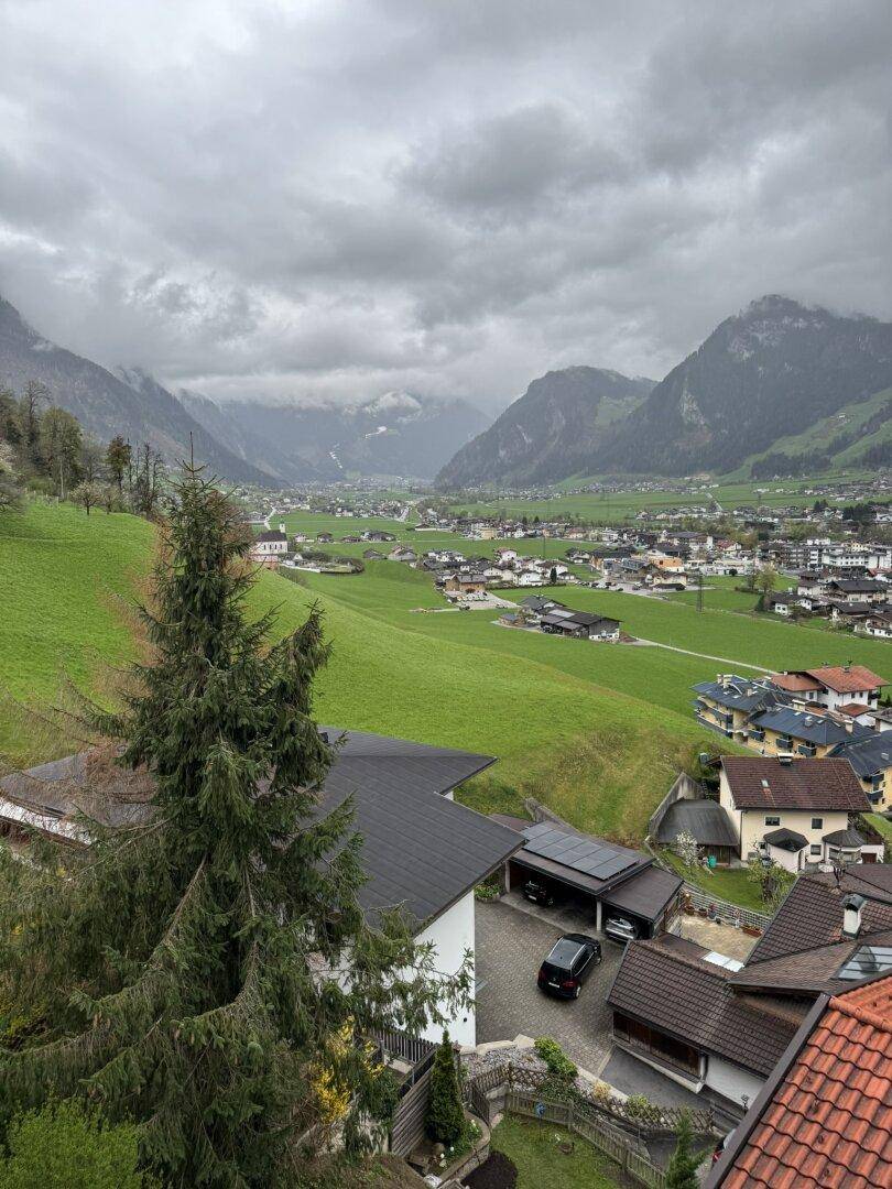 Traumhaftes Zweifamilienhaus im Zillertal: Alpines Wohnglück in erhabener Aussichtslage von Hainzenberg - Vista 2