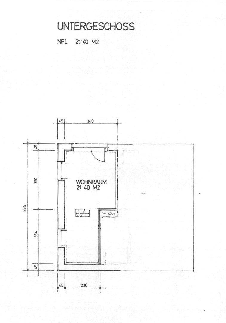 Grundriss des Untergeschosses mit einem Wohnraum und Maßangaben.