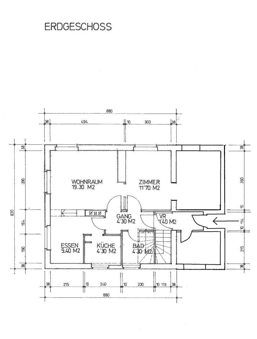 Grundriss des Erdgeschosses mit Wohnraum, Küche, Essbereich, Bad und Zimmer.