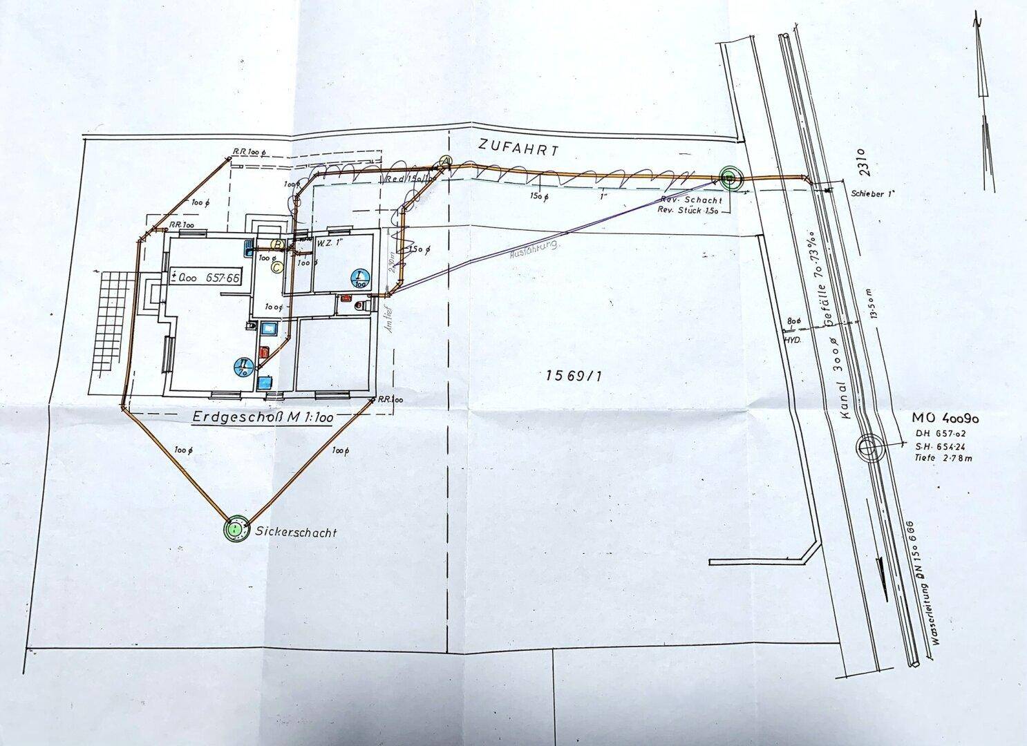 Handgezeichneter Grundriss des Erdgeschosses mit Zufahrt und Entwässerungsdetails.