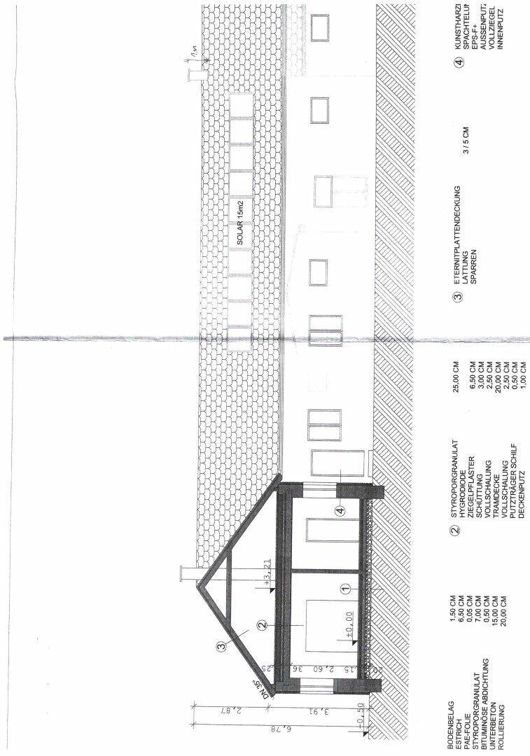 Schnittansicht des Gebäudes mit Dachkonstruktion und Photovoltaikanlage.