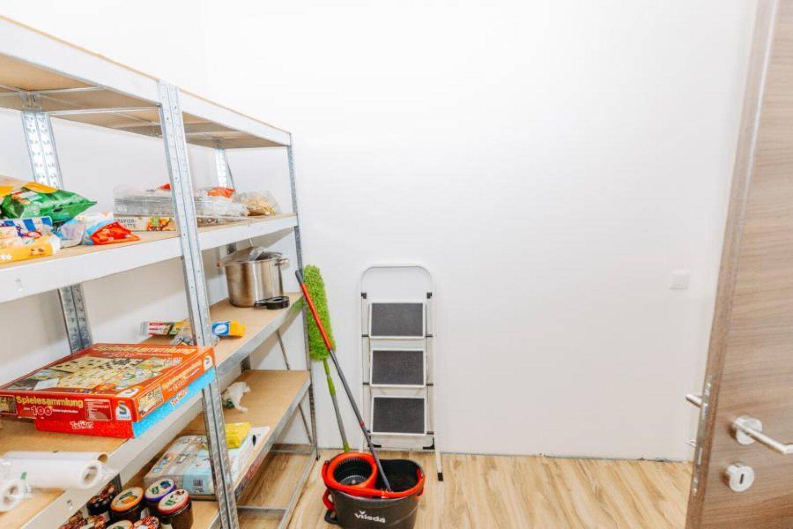 Praktische Speisekammer mit Regalen für Vorräte und Haushaltsgegenstände.