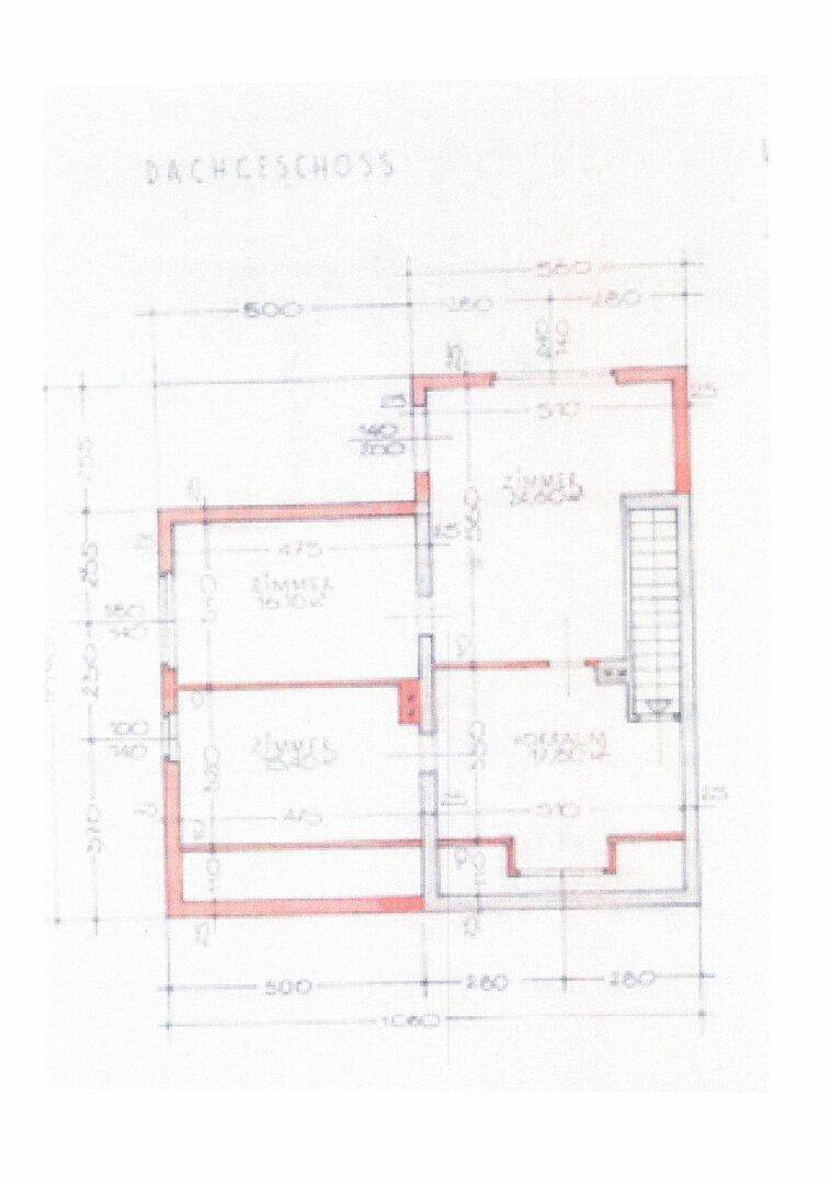 Grundriss des Dachgeschosses mit Zimmern und Treppenaufgang.