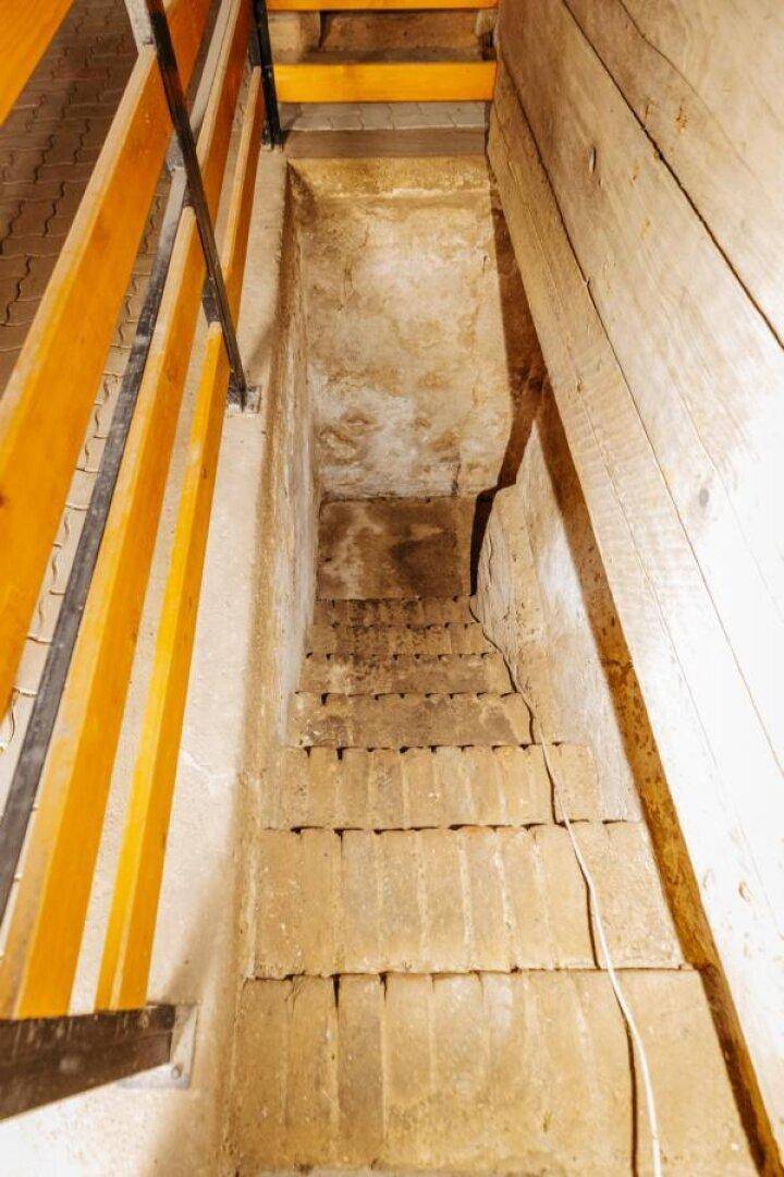 Rustikale Steintreppe führt hinunter in den Kellerbereich des Hauses.