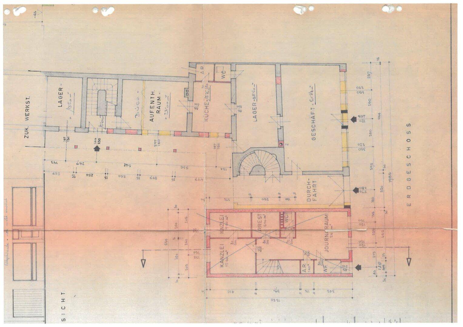 Grundriss des Erdgeschosses mit verschiedenen Räumen und Durchfahrt.