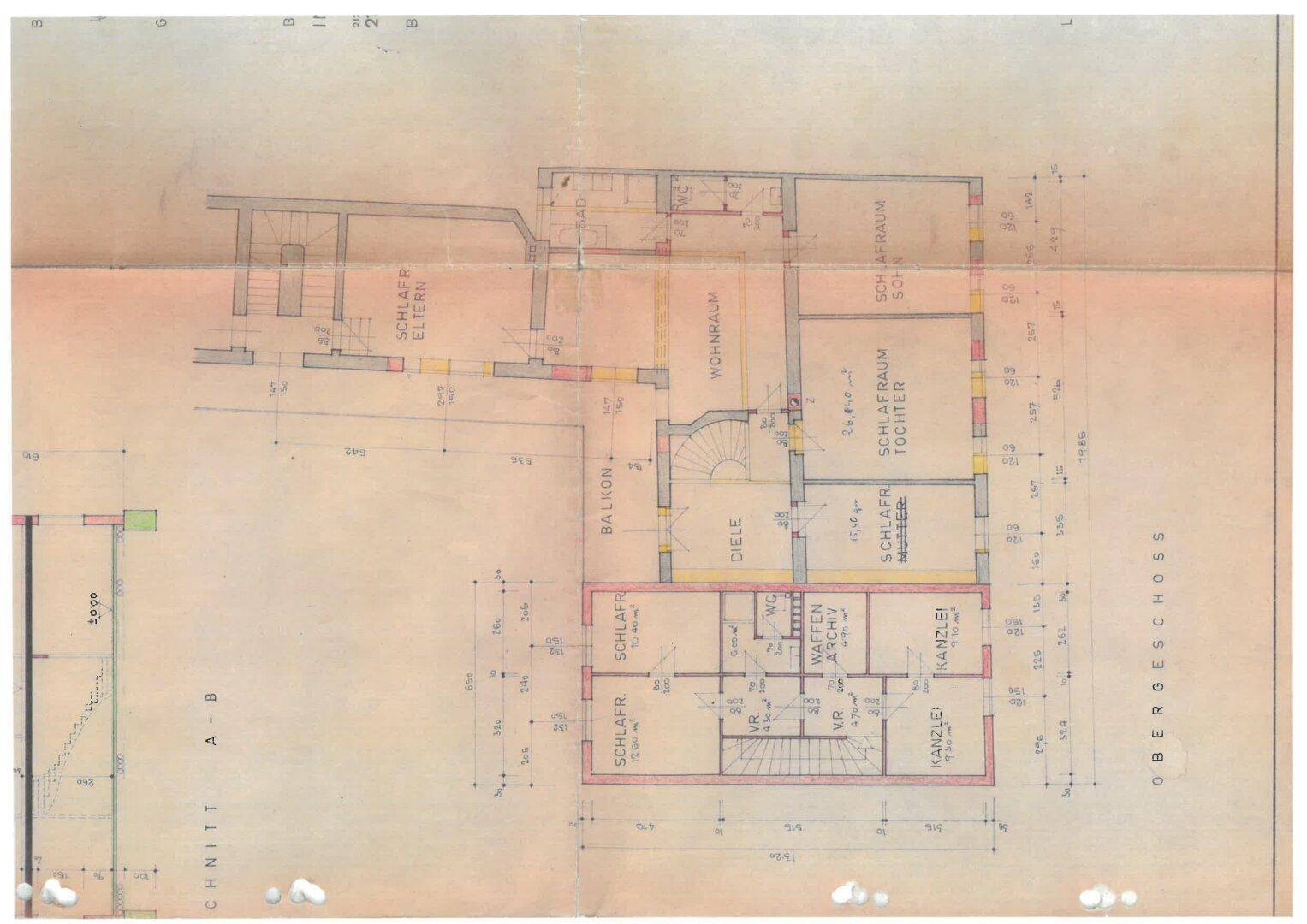 Grundriss des Obergeschosses mit Schlafzimmern, Wohnraum und Balkon.