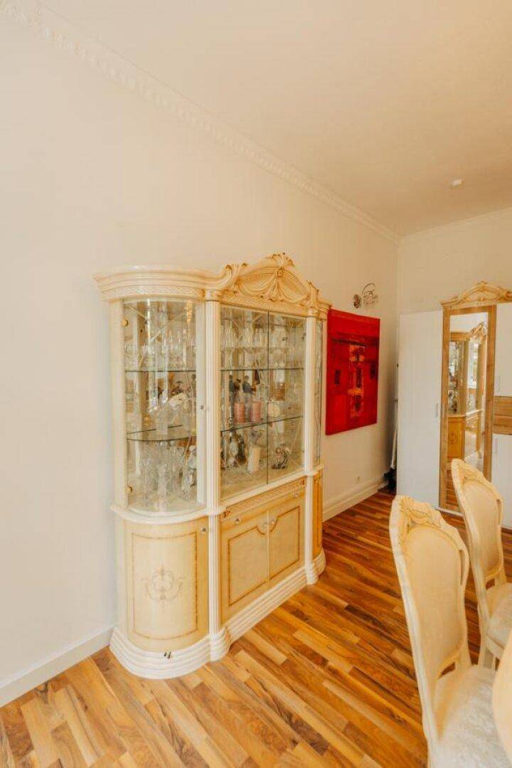 Detailansicht einer eleganten Vitrine im Esszimmer mit klassischem Design und Glasfronten.