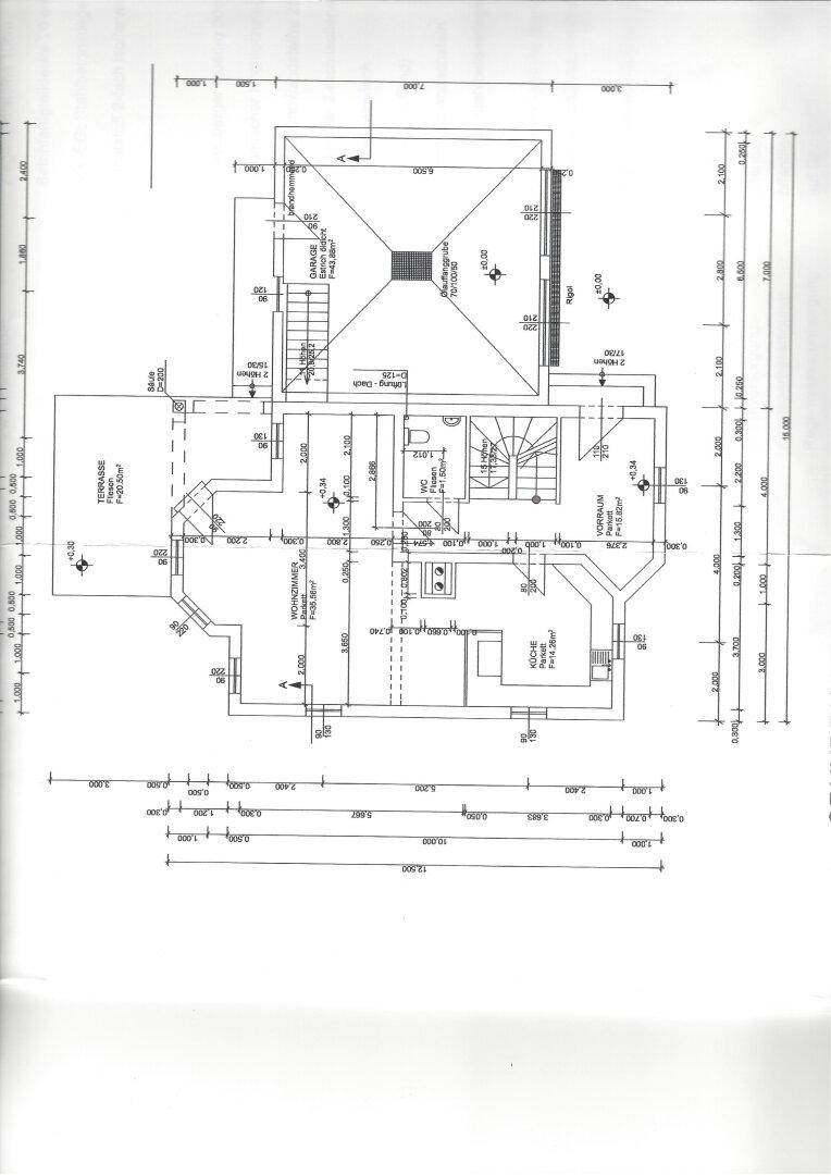 Grundriss des Erdgeschosses mit Wohnbereich, Küche und Terrasse.