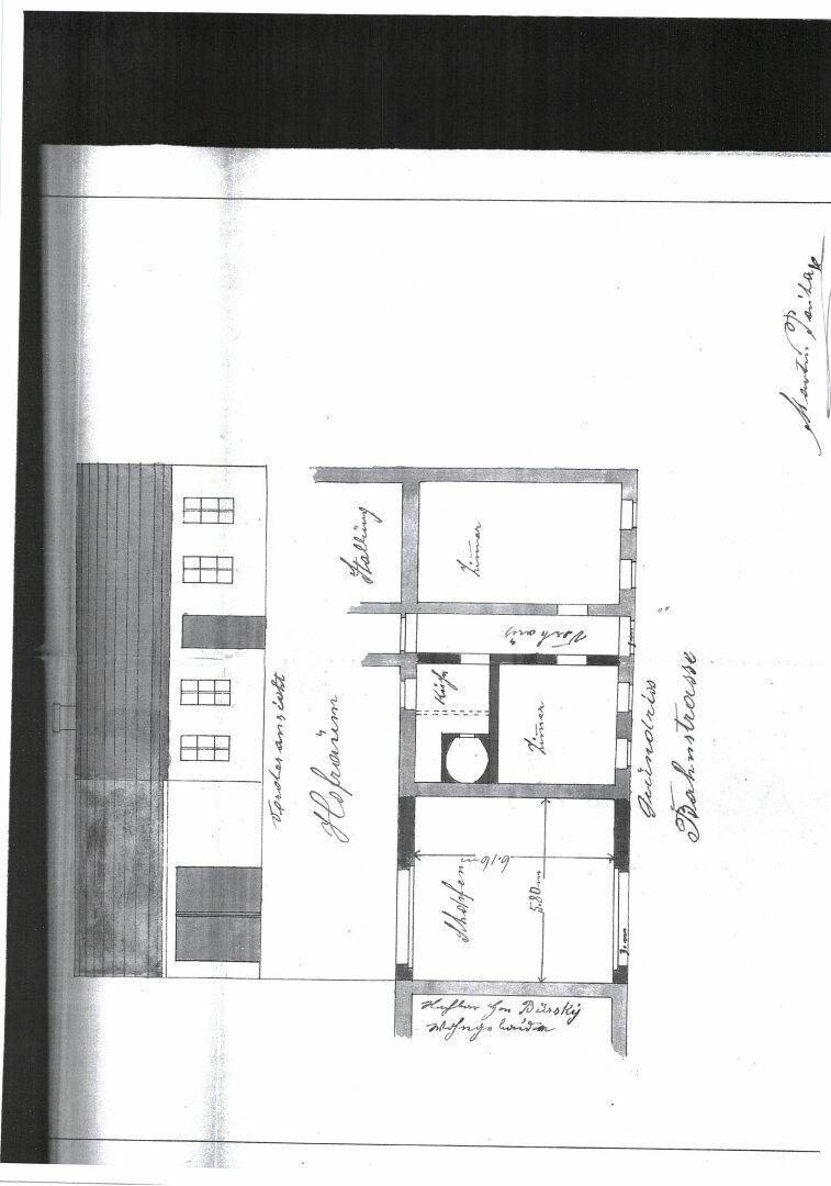 Historischer Grundriss mit handgeschriebenen Notizen und einer Gebäudeansicht.