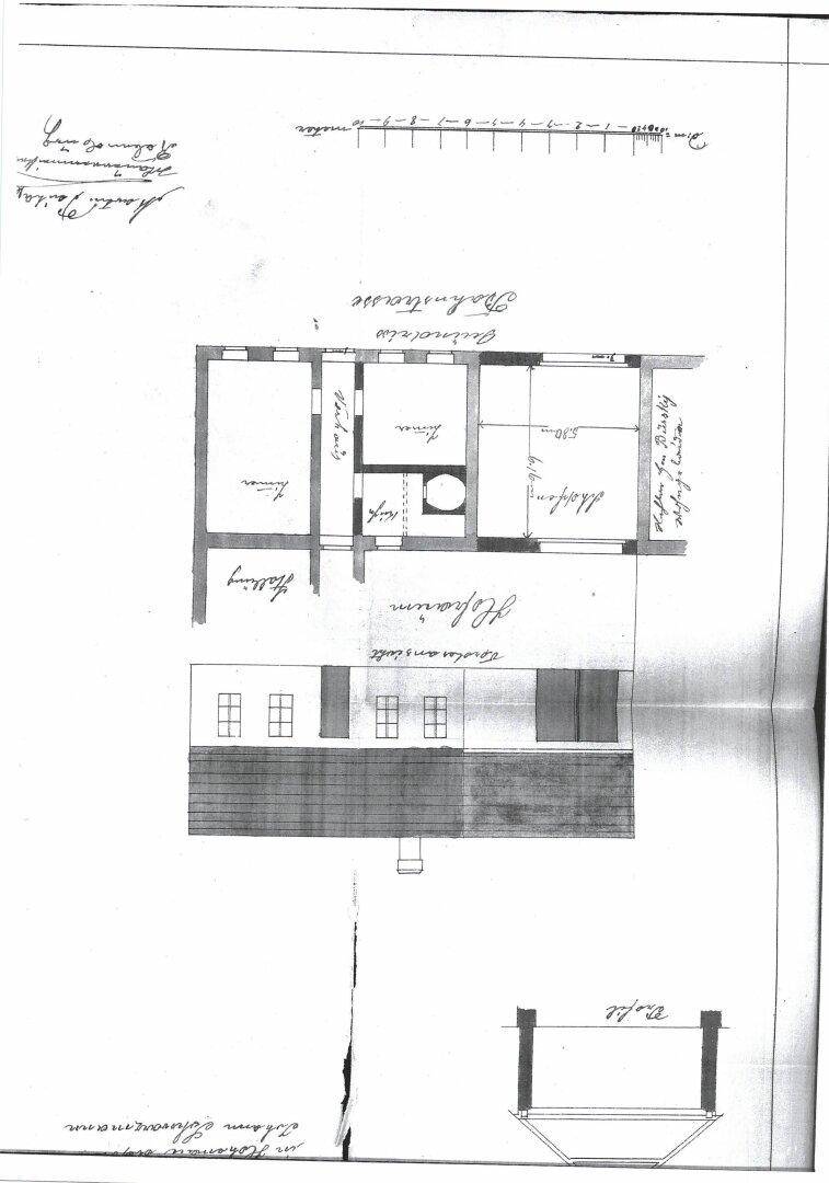 Historischer Grundriss mit handgeschriebenen Notizen und einer Gebäudeansicht.